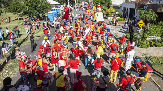Sai do chão: pré-carnaval de Curitiba agita o bairro Tatuquara e no domingo a festa será no Centro