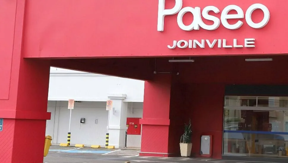 Gigante dos supermercados do Paraná compra shopping em Santa Catarina